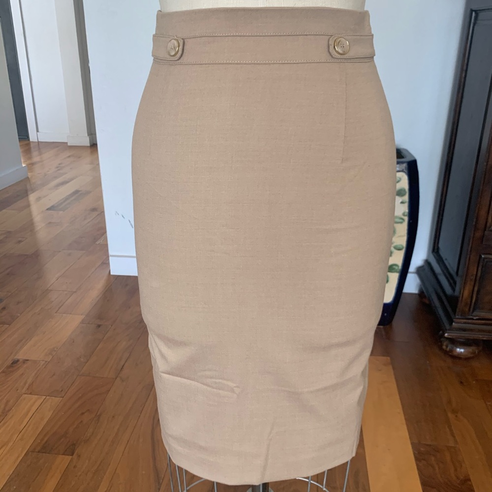 Super cute pencil skirt!